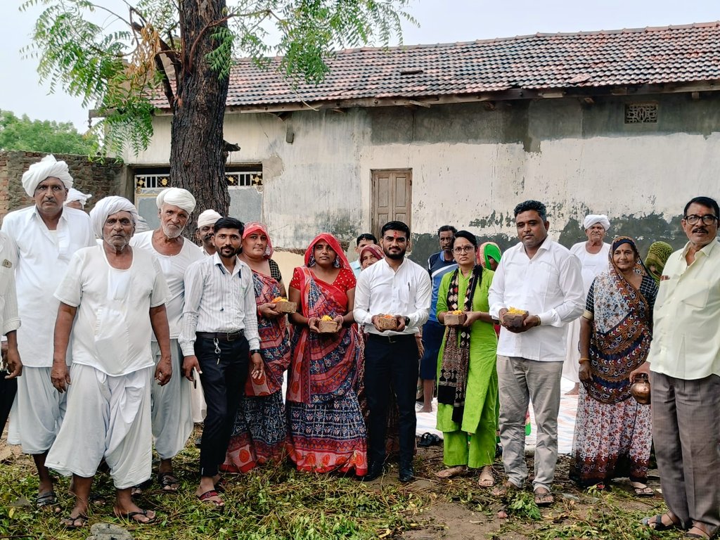 નજુપુરા ગ્રામ પંચાયત કચેરીના નવીન મકાનનું ભૂમિપૂજન માનનીય તાલુકા વિકાસ અધિકારી સાહેબ રાધનપુર તેમજ ગ્રામજનોની ગરિમામય ઉપસ્થિતિમાં સંપન્ન