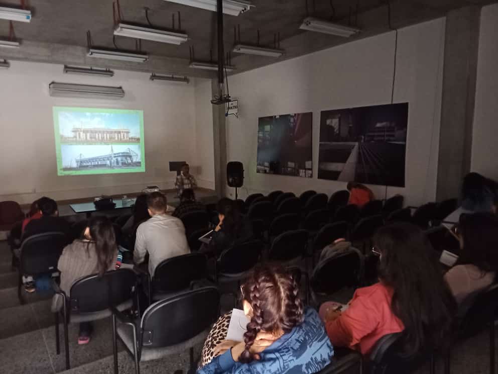 Ya estamos en el curso sobre diseño de estadios 😁, con el Dr. Jorge Medina. Estamos viendo los estadios de la Europa!