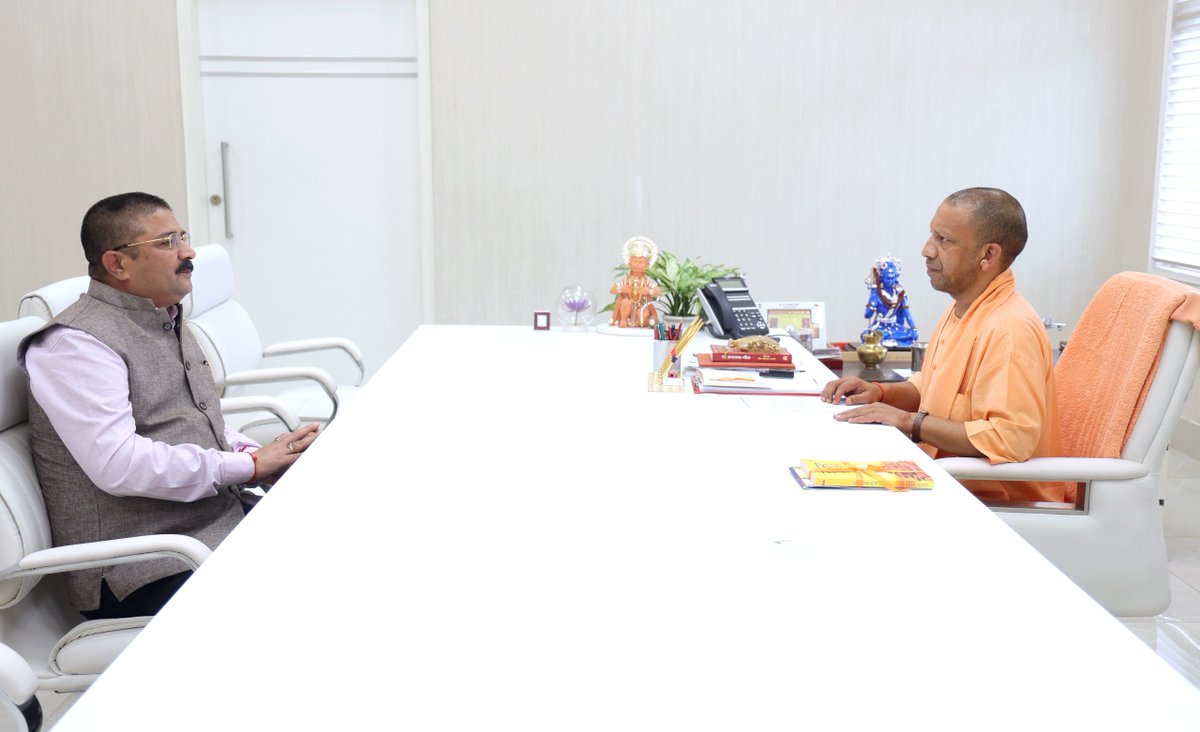 myogioffice's tweet photo. मुख्यमंत्री श्री @myogiadityanath जी महाराज से आज लखनऊ में अपर महाधिवक्ता, उत्तर प्रदेश श्री कुलदीप पति त्रिपाठी जी ने शिष्टाचार भेंट की। https://t.co/iJXelvvVXD
