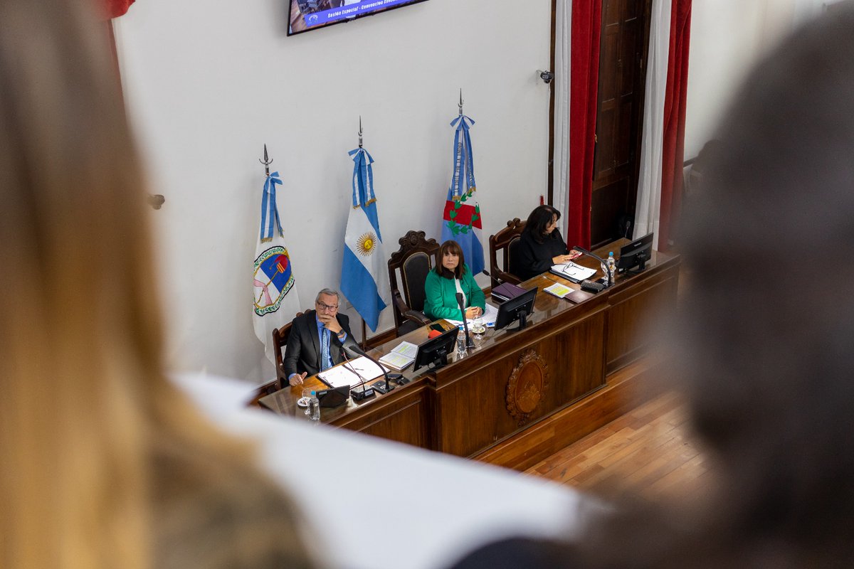 ConvencionLr's tweet photo. #11sesionespecial. Constituyentes: 
🔹Aprobaron articulados de los Capítulos VI, VII, VIII, IX y X de la Constitución de La Rioja, relacionados con:
*⃣ Periodicidad en las tres Funciones del Estado.
*⃣ La coparticipación municipal.

📌Nota completa 👉https://t.co/DCL2WjXneb

⤵️ https://t.co/0xz4nXvONZ