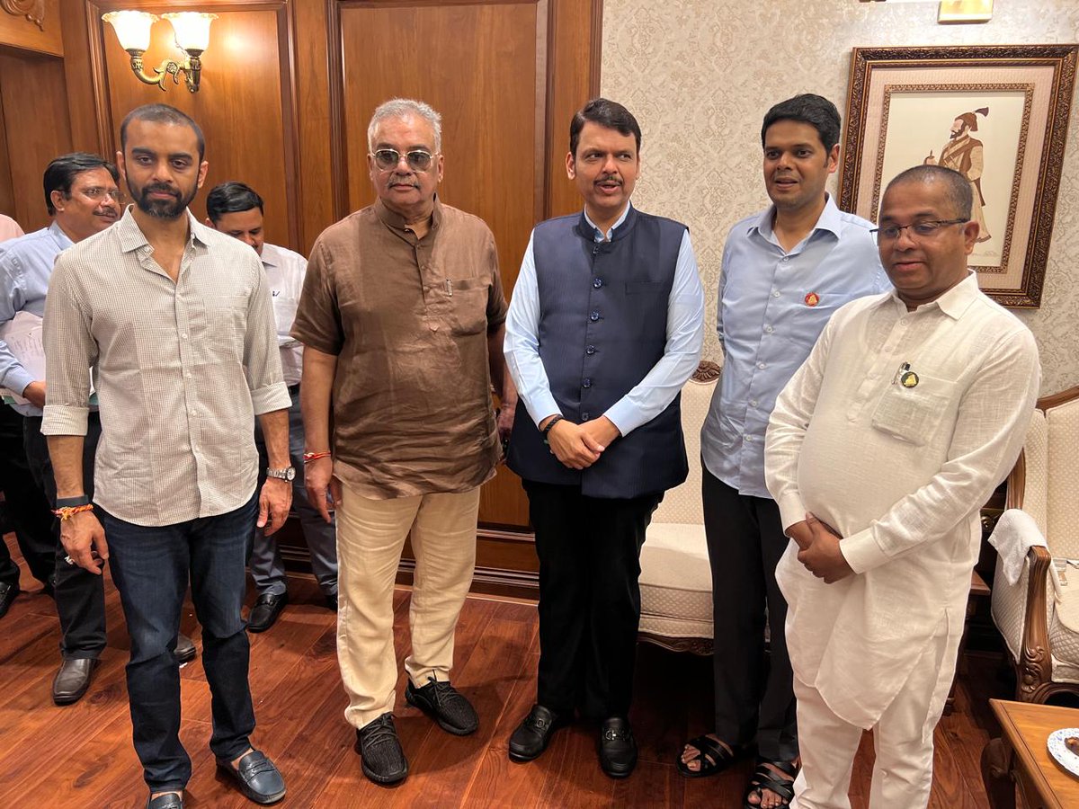 niranjandtweets's tweet photo. कोकण पदवीधर मतदारसंघाच्या निवडणुकीत विजय मिळविल्यानंतर, विधानभवनात मुख्यमंत्री श्री. एकनाथजी शिंदे, उपमुख्यमंत्री श्री. देवेंद्रजी फडणवीस यांची भेट घेऊन माझ्या आमदारकीच्या तिसऱ्या टर्मसाठी मार्गदर्शन घेतले. तसेच या निवडणुकीत केलेल्या सहकार्याबद्दल आभार मानले. या वेळी बहुजन विकास आघाडीचे अध्यक्ष व ज्येष्ठ आमदार श्री. हितेंद्र ठाकूर साहेब, आमदार श्री. क्षितिज ठाकूर यांचीही उपस्थिती होती. 
@BJP4Maharashtra  @Dev_Fadnavis  @mieknathshinde