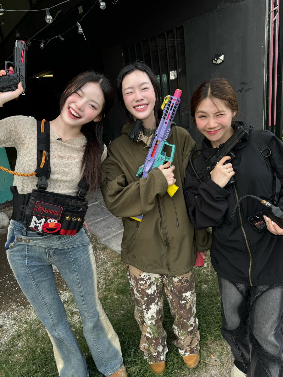 PIXXIEofficial_'s tweet photo. สอนหนูหน่อย EP.10 พวกเราได้ไปปะทะ BB Gun กับ @official_bamm มาด้วย สนุกมากๆ เลยย อย่าลืมไปดูกันเยอะๆ น้าาาา เย้ๆๆๆ 🔫💥

🔗 https://t.co/a4zfyhrhgC

#PiXXiE
#สอนหนูหน่อย
#อารีย์สัมพันธ์ https://t.co/9ICwdCOsml