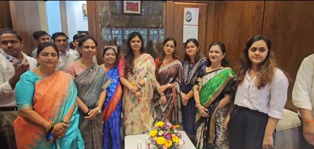 pmo_munde's tweet photo. आज मा.पंकजाताई मुंडे यांनी विधानभवनात विधानपरिषद निवडणूकीचा उमेदवारी अर्ज दाखल केल्या नंतर विधानभवन आणि वरळी ऑफिसमध्ये राज्यभरातून आलेल्या कार्यकर्त्यांच्या आणि समर्थकांच्या शुभेच्छांचा स्वीकार करून त्यांच्याशी संवाद साधला.
@Pankajamunde https://t.co/wk3OMl4SQh