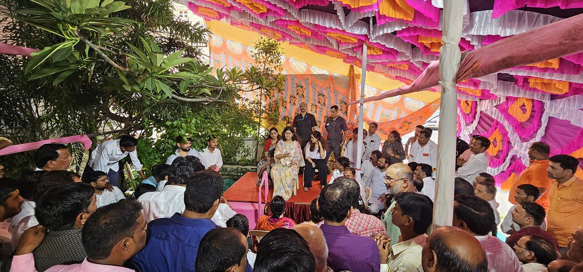 pmo_munde's tweet photo. आज मा.पंकजाताई मुंडे यांनी विधानभवनात विधानपरिषद निवडणूकीचा उमेदवारी अर्ज दाखल केल्या नंतर विधानभवन आणि वरळी ऑफिसमध्ये राज्यभरातून आलेल्या कार्यकर्त्यांच्या आणि समर्थकांच्या शुभेच्छांचा स्वीकार करून त्यांच्याशी संवाद साधला.
@Pankajamunde https://t.co/wk3OMl4SQh