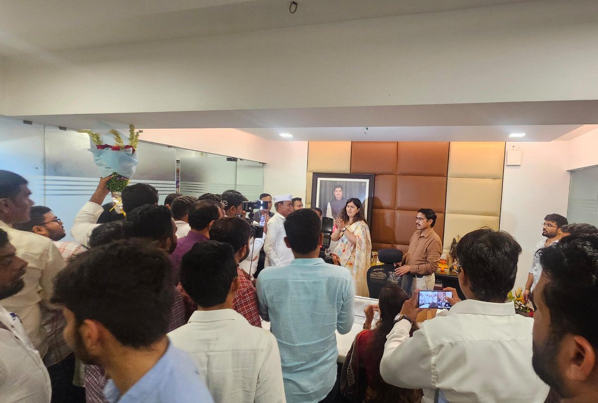 pmo_munde's tweet photo. आज मा.पंकजाताई मुंडे यांनी विधानभवनात विधानपरिषद निवडणूकीचा उमेदवारी अर्ज दाखल केल्या नंतर विधानभवन आणि वरळी ऑफिसमध्ये राज्यभरातून आलेल्या कार्यकर्त्यांच्या आणि समर्थकांच्या शुभेच्छांचा स्वीकार करून त्यांच्याशी संवाद साधला.
@Pankajamunde https://t.co/wk3OMl4SQh