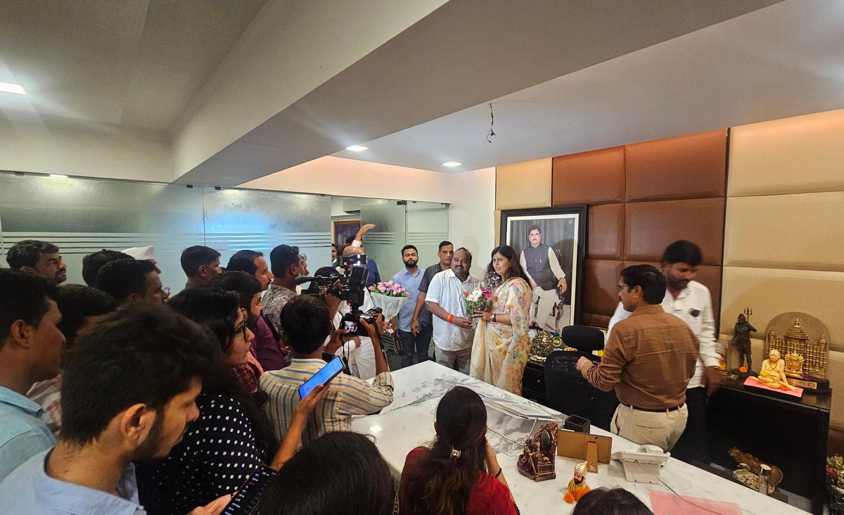 pmo_munde's tweet photo. आज मा.पंकजाताई मुंडे यांनी विधानभवनात विधानपरिषद निवडणूकीचा उमेदवारी अर्ज दाखल केल्या नंतर विधानभवन आणि वरळी ऑफिसमध्ये राज्यभरातून आलेल्या कार्यकर्त्यांच्या आणि समर्थकांच्या शुभेच्छांचा स्वीकार करून त्यांच्याशी संवाद साधला.
@Pankajamunde https://t.co/wk3OMl4SQh