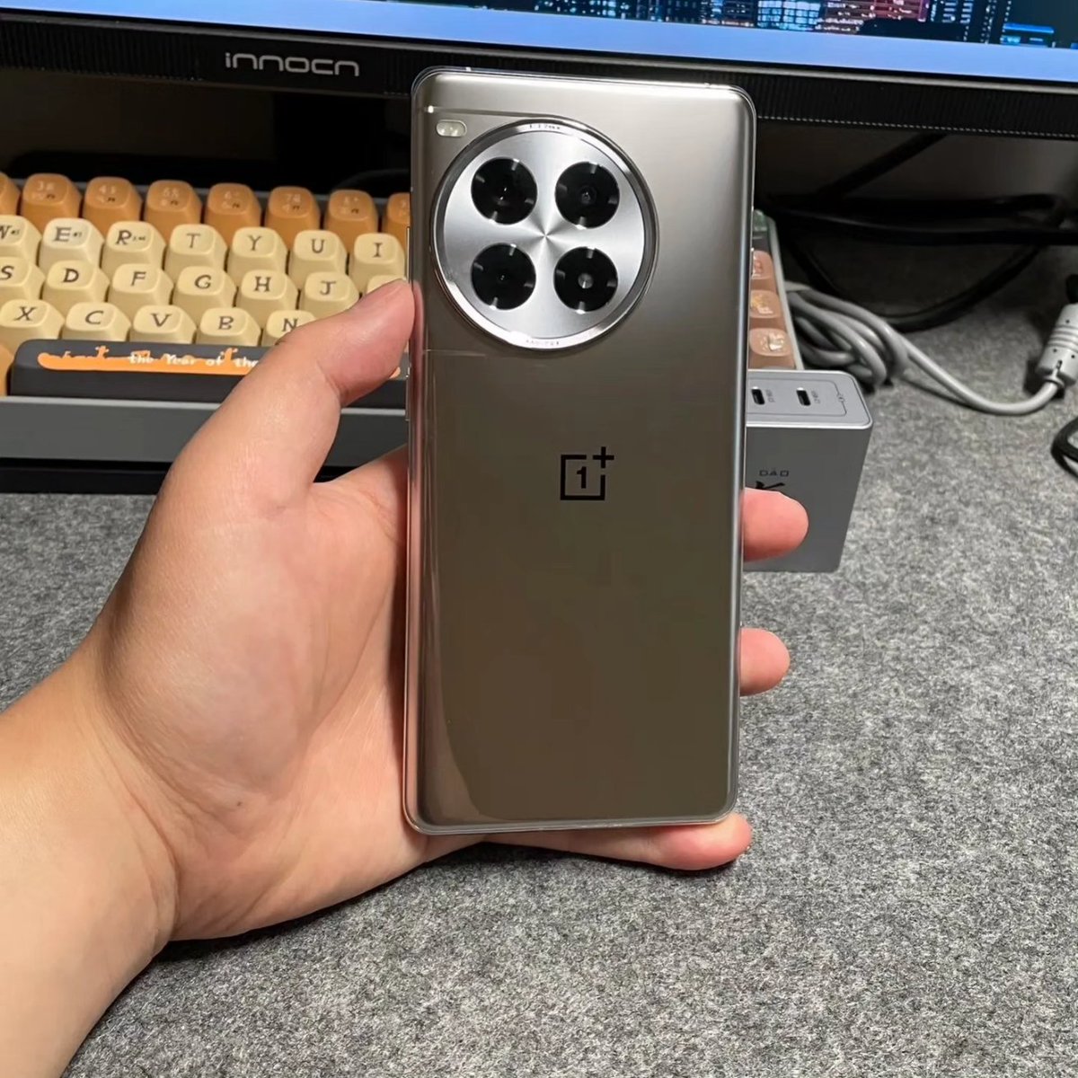 Techway0's tweet image. First of all, the biggest feeling is that the texture is really good. The glass version I have is already very good, let alone the ceramic version. Then there is the 6100 mAh battery, which actually feels quite #OnePlusAce3Pro