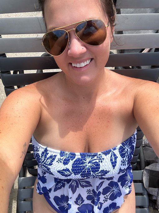 Do you like Moms at the pool? 💙 https://t.co/a3RIoRiLZN