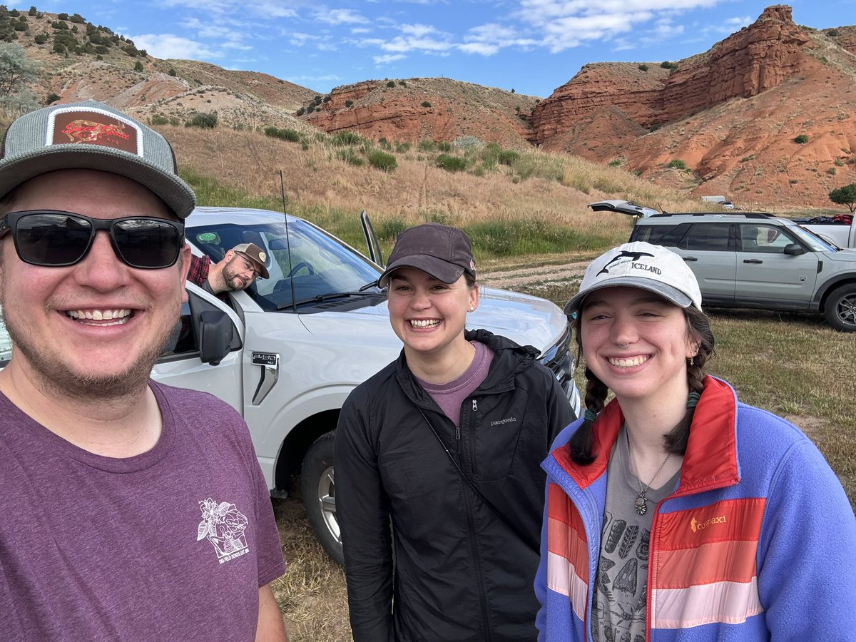 Bye, Wyoming! See you next year. Incoming Weaver Lab is officially field seasoned. #CretaceousBighornProject
<a href="/AnnaLWisniewski/">Anna Wisniewski</a> @athenavohss 
<a href="/UMichPaleo/">UM Paleontology</a> <a href="/MichiganEarth/">Michigan EARTH</a>