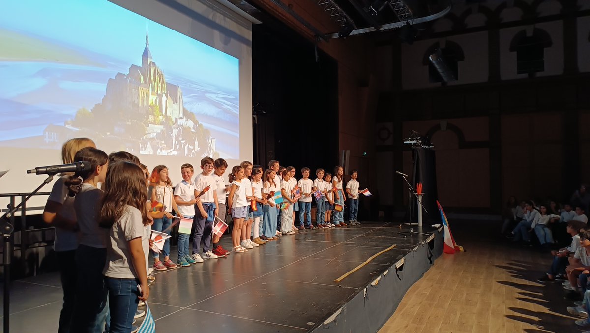 SIEstgermain's tweet photo. Hoy es un gran día para nuestra sección... ¡Los alumnos de #Primaria celebran su fiesta de fin de curso, este año dedicada a los #JuegosOlímpicos ! ¡Enhorabuena a todos ellos!
@EducationESP
#Movilidad #SeccionesEspañolas #ViveElExterior https://t.co/MeptRNMRNp
