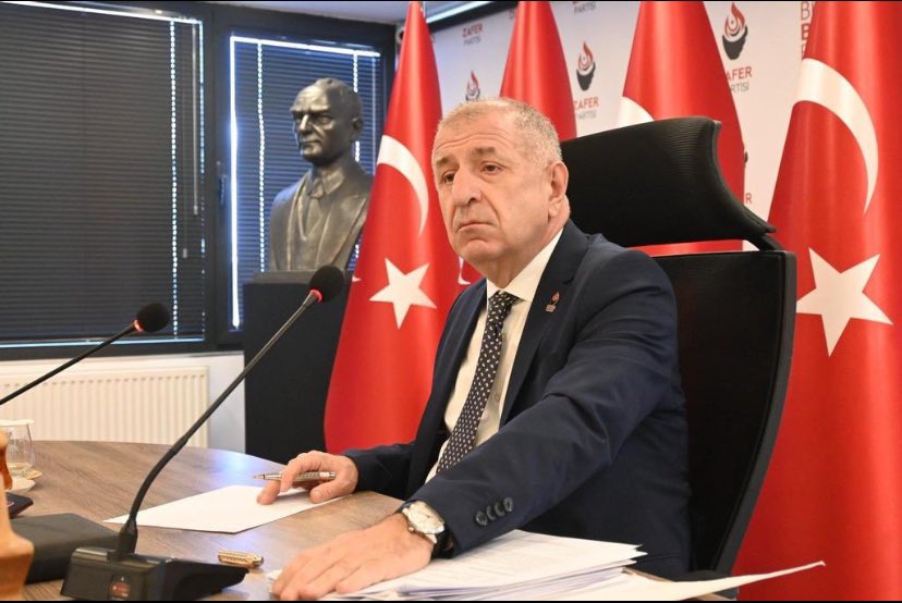 AknGrkan1's tweet photo. Kılına zarar gelirse, gök kubbeyi başınıza yıkarız!

#ÜmitÖzdağYalnızDeğildir https://t.co/wtGGSXLuw7