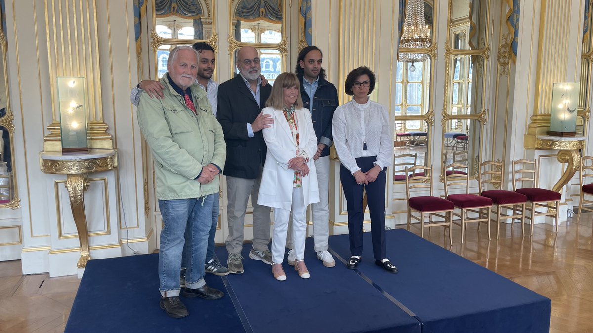 JFGuyot's tweet photo. « Les Français vous aiment quel que soit leur âge, quel que soit leur origine »: @datirachida à Chantal Goya @MinistereCC #live #Commandeur #ArtsEtLettres https://t.co/D9FbB2uheS