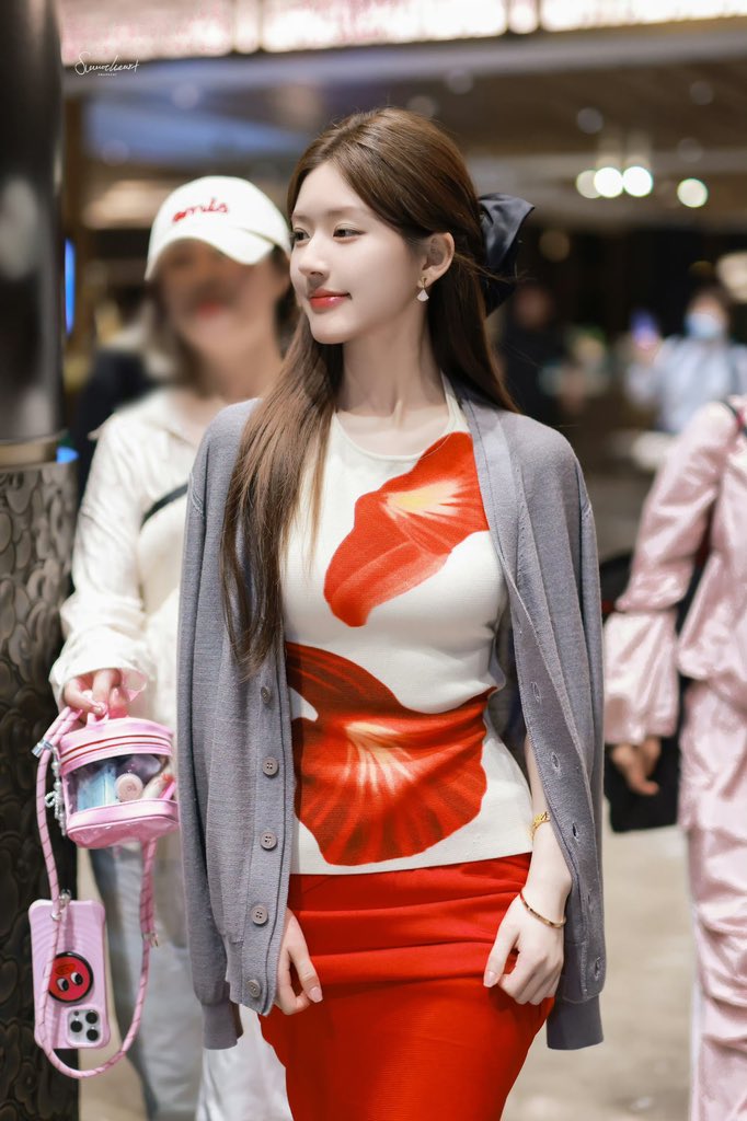 booboolili's tweet photo. 표정 하나로 사람을 죽이네 부드럽게 https://t.co/DevAzhea5U