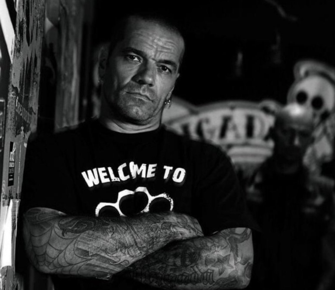 Salut à toi Juju, ironie de la vie, en ces temps obscurs et tragiques, tu te retires. Immense respect pour un intraitable #RedWarrior. 40 ans d'engagement intransigeant  #NoPasaran Toutes mes pensées vont vers ta famille et tes proches. #RIP
#SaintSauveur #BrigadaFloresMagon #CNT