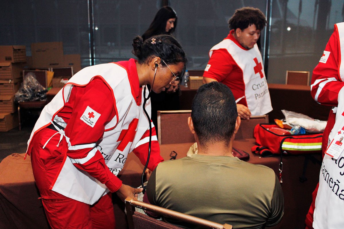 CruzRojaPanama's tweet photo. Ayer, 1 de julio, durante la toma de posesión del nuevo presidente, realizamos cobertura preventiva y monitoreo desde el centro de operaciones de emergencia de nuestra sede nacional. #EstamosParaLasPersonas #Emergencias #CoberturaPreventiva #TomaDePosesión. https://t.co/Aau7AMMgjT