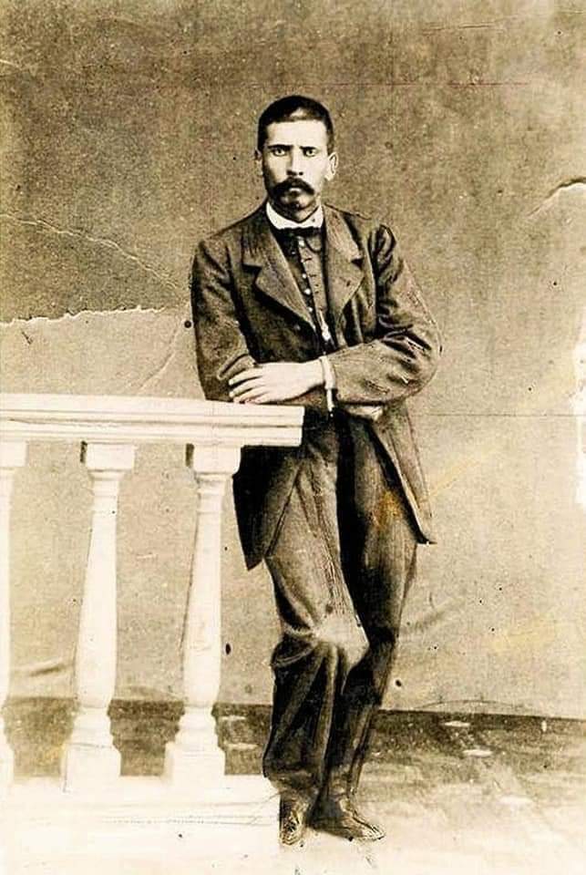 Porfirio de la Cruz Díaz Mori.
Muere el 2 de julio de 1915 a las 6:35 pm lejos de su país que amo y dirigió por más de 3 décadas.
Muere en Francia a los 84 años de edad.
Nacido en una familia humilde, quedó huérfano de padre a los 3 años de edad.
Trabajo de zapatero, carpintero⬇️