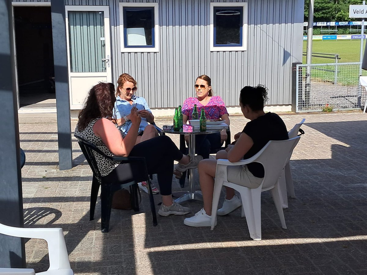 vvBuitenpost's tweet photo. 🖼️📰Mooie verhalen, fotoreportages, krantenknipsels en heerlijke hapjes. Het was een geslaagde reünie van dames die tussen 1978 en 2000 bij VV Buitenpost speelden. Net als vroeger waren ze op hun best in de 3e helft.

https://t.co/gnc8G86cAK https://t.co/hT2MkHJ7lL