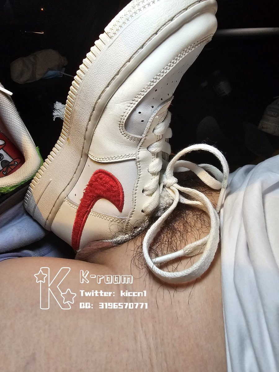 kiccn1's tweet photo. 青岛的一个兄弟，贡献了自己媳妇的骚空军，还是个兔年限定款的，这个配色超喜欢，他媳妇还在家里，仅一墙之隔，我在外面c她的骚鞋，这感觉太爽了，哈哈，空军用起来很舒服，最后把jy直接s在了鞋垫上，抹匀了给他放回去，等鞋垫完全吸收了jy，再让他媳妇接着穿，用我的jy慢慢滋养她的骚脚 https://t.co/S1I757nBok