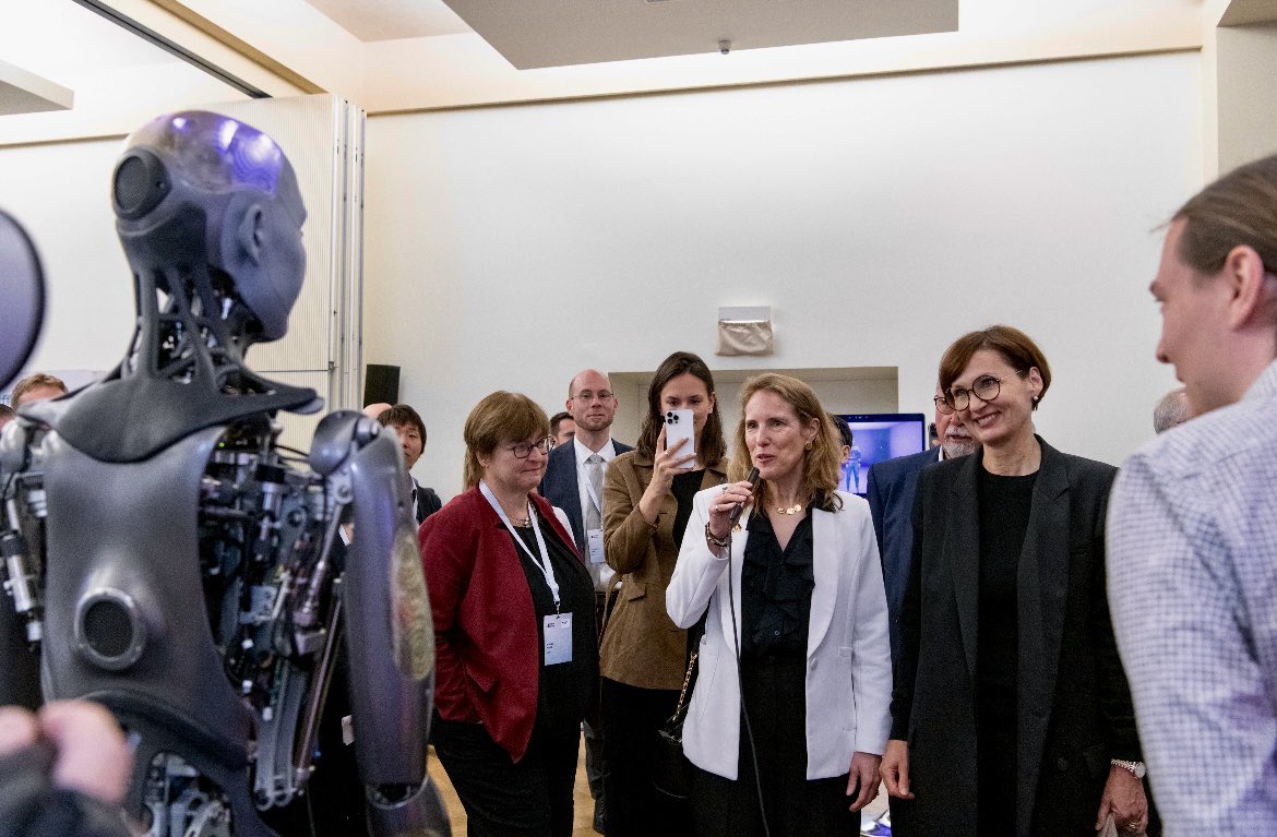 Open_6G_Hub's tweet photo. The minister called for further strengthening of international cooperation and working together towards a connected. „Only through cooperation and partnership can we overcome the challenges of the future and fully utilize the opportunities that 6G offers,“ she stated 🌍
#berlin6g https://t.co/0c7kOQEWiW