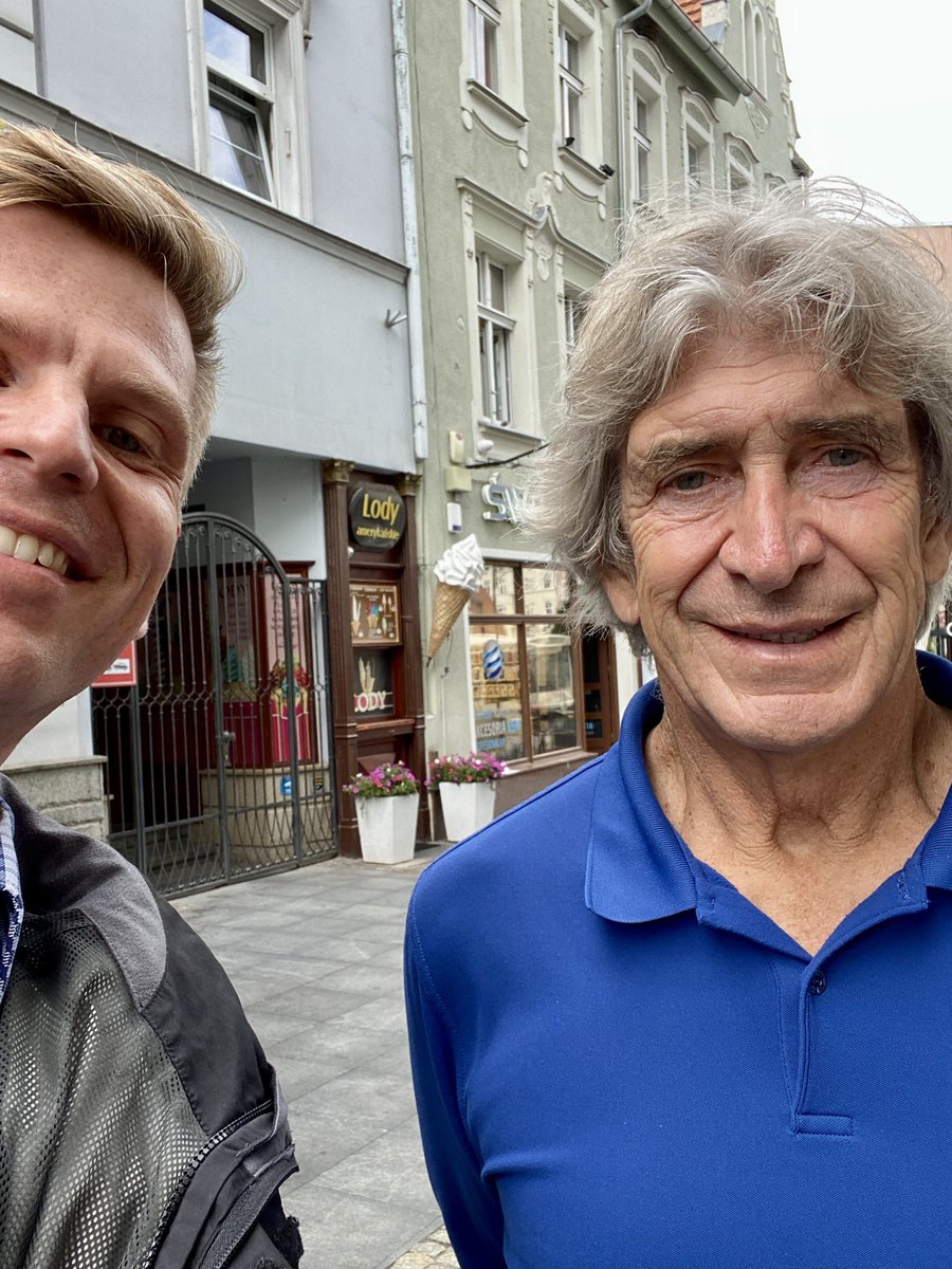 R_Jaskot's tweet photo. Idę sobie bydgoską starówką, przyglądam się człowiekowi w dresie, a to pan trener Pellegrini na wakacjach.
Mówi, że @BydgoszczPL ładna, ale Kraków ładniejszy. https://t.co/AVjuB3Kbxc