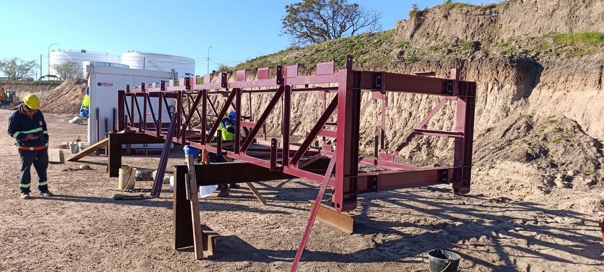 ezesalzmann's tweet photo. El arte de ensamblar en los 80' use como juego un viejo Mecano con piezas de chapa y tornillos, luego llegó el @RastiArg, hoy son grandes piezas más de 200 mil en un nuevo proyecto.
#IronOre
#ExpansionProyect
#TMSA
#AsesIngenieria 
🇺🇾🇧🇷🇦🇷 https://t.co/dKVqh0ABBr