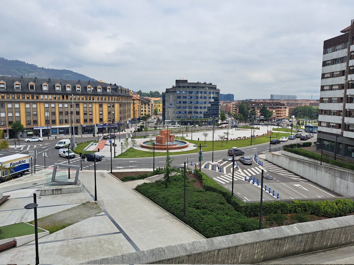 JonyRA1998's tweet photo. Es bonito pero una mierda a la hora de conducir por ahí las cosas como son. #oviedo https://t.co/uf6AMaLH72
