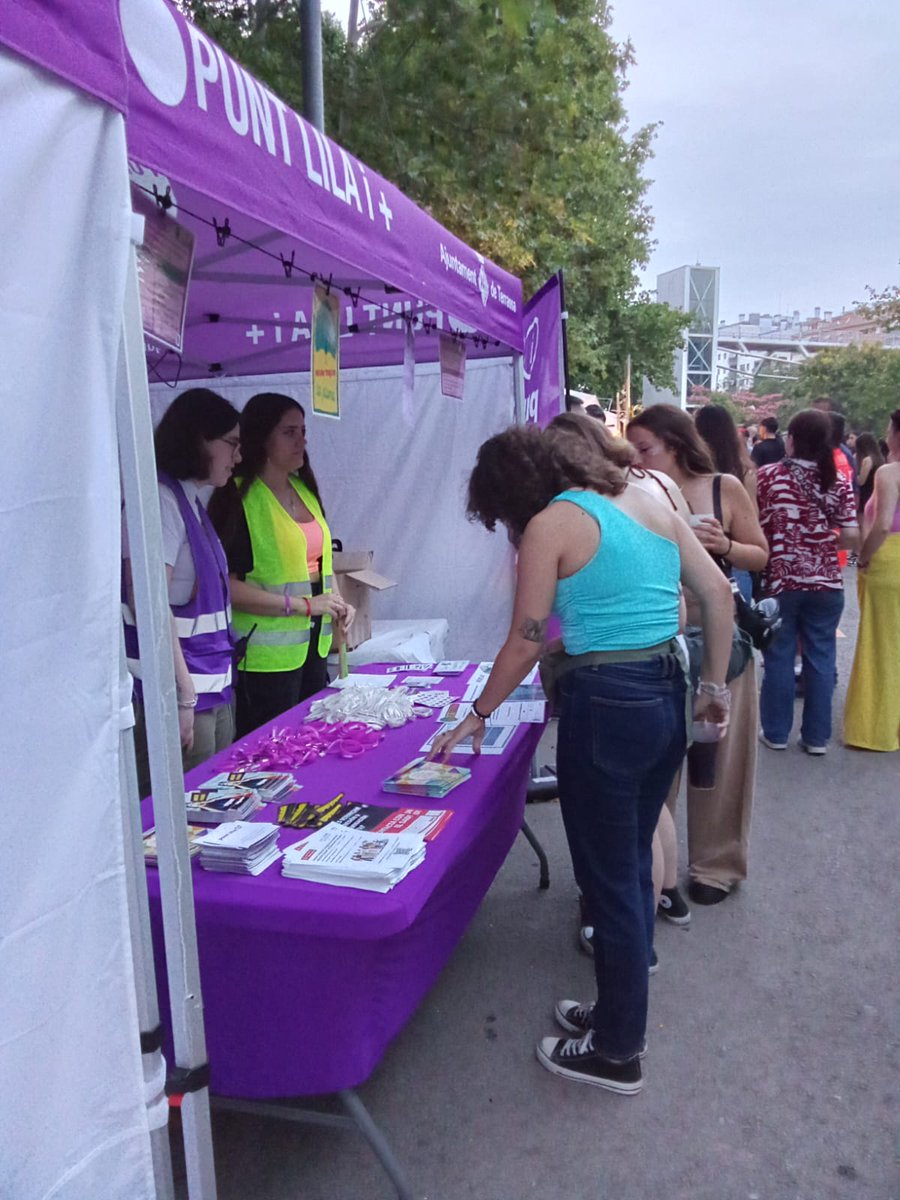 etichabitat's tweet photo. Cap de setmana de #PUNTSLILES i irisats 🟣🏳️‍🌈a #FMTERRASSA amb un equip de més de 20 persones a diversos punts fixos i parelles itinerants alineades amb cos policial i d'emergències. Un servei del nostre dep. de feminismes i diversitat de gènere @femdiana_coop💜#NomésUnSíésunSí https://t.co/2c5qhtRHlK