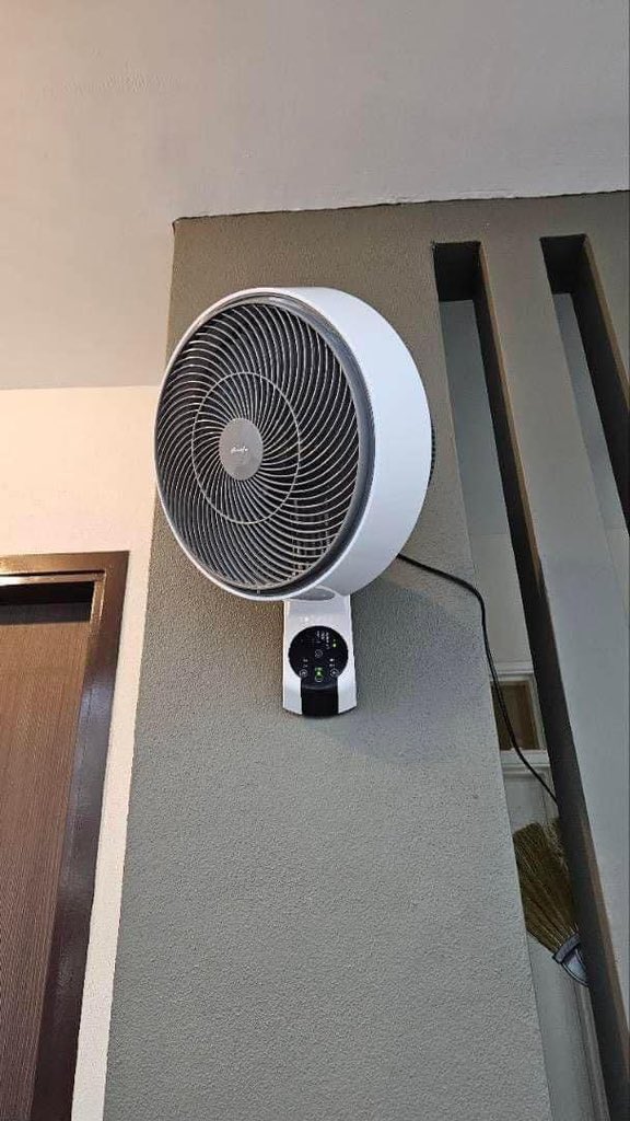 DiscountKaw's tweet photo. Dah tak payah pasang aircond kat dapur dah lepasni 🤭

Harga dia pun murah weh 👉🏻 https://t.co/2R5alHxMdQ

Model ni sesuai sebab saiz dia kecil comel tapi nice. Buka speed 1 pun dah steady hilang bahang dekat dapur. 

Boleh adjust speed guna remote & setting timer juga. Baca review ramai orang kata berbaloi beli dan kena dgn harga👍🏻

Nampak la moden sikit pakai kipas dinding gini. Tetamu kalau datang confirm puji dalam diam🤭