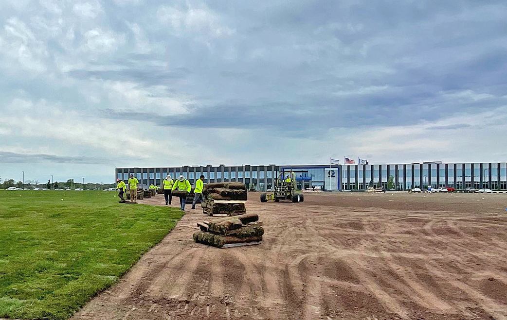 MNSodCo's tweet image. A MSC crew of 10 guys tackled a large commercial sod job this week— nine semi loads [12,000 sy] of sod laid in one day. A one-day MSC record! Great job guys!  #efficient #notafraidofhardwork #commerciallandscaping #CommercialSodJobs  mnsodco.com