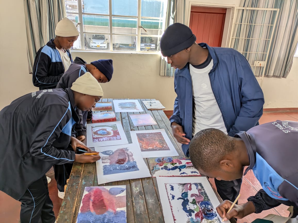 BYOgallery's tweet photo. 𝗚𝘂𝗶𝗱𝗲𝗱𝗲𝗱 𝗧𝗼𝘂𝗿 𝗔𝗹𝗲𝗿𝘁
1/2 @BYOgallery hosted a guided tour for #St_PaulsAmandlethuHighSchool from #Lupane. There were 11 learners and 1 teacher. After the tour, they visited the resident artists' studios. The tour ended with a session in #collagemaking
#BYOgallery https://t.co/X8PD9enEhk