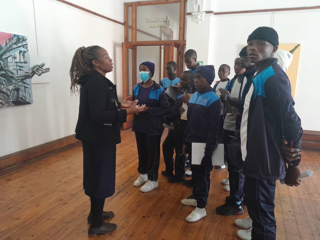 BYOgallery's tweet photo. 𝗚𝘂𝗶𝗱𝗲𝗱𝗲𝗱 𝗧𝗼𝘂𝗿 𝗔𝗹𝗲𝗿𝘁
1/2 @BYOgallery hosted a guided tour for #St_PaulsAmandlethuHighSchool from #Lupane. There were 11 learners and 1 teacher. After the tour, they visited the resident artists' studios. The tour ended with a session in #collagemaking
#BYOgallery https://t.co/X8PD9enEhk