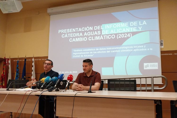 ➡️ La Sede Universitaria Ciudad de #Alicante ha acogido esta mañana la presentación del II Informe de la <a href="/ua_catedraclima/">Catedra Cambio Climatico Aguas Alicante</a>: 'Análisis estadístico de datos hidrometeorológicos locales y regionalización de los efectos del cambio climático aplicados a la ciudad de Alicante'

Hilo 🧵