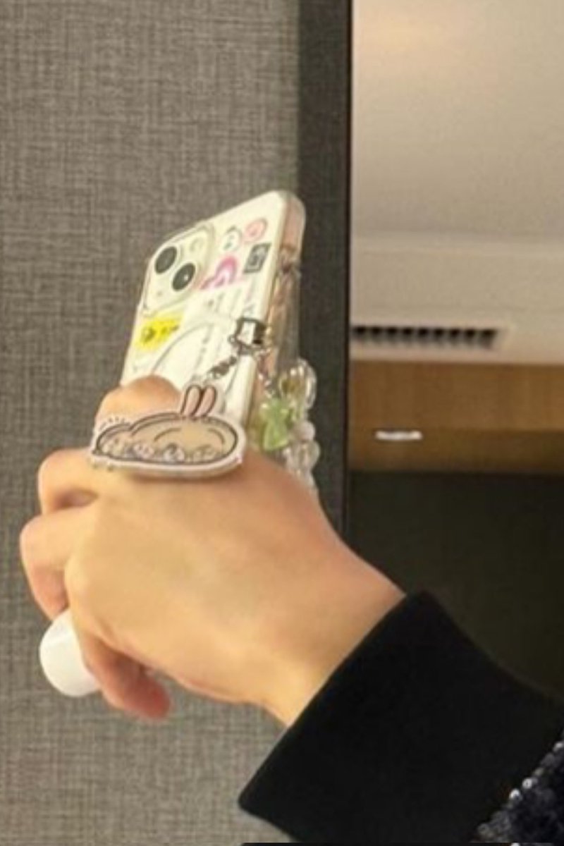 CEWster_'s tweet photo. #CHAEUNWOO #차은우 #이동민
#チャウヌ #车银优 #ชาอึนอู #車銀優 

his phone case   VS   my phone case https://t.co/TCXuNfV5Mz
