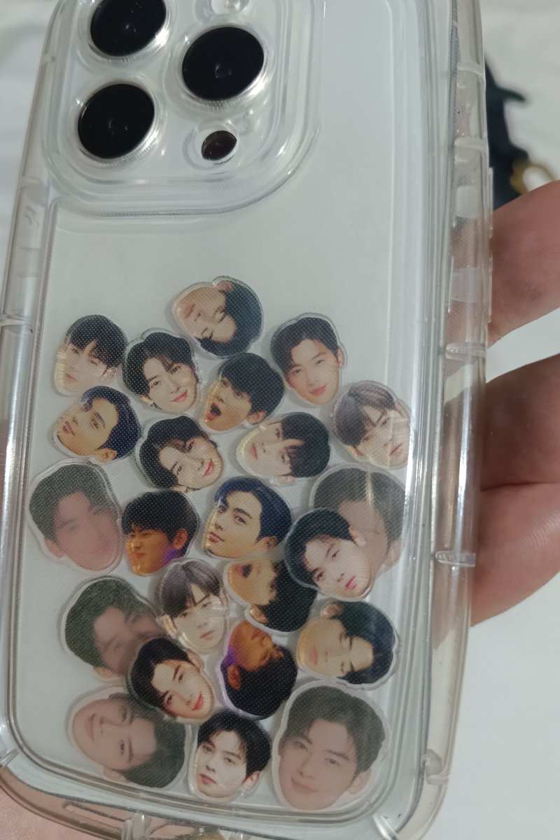 CEWster_'s tweet photo. #CHAEUNWOO #차은우 #이동민
#チャウヌ #车银优 #ชาอึนอู #車銀優 

his phone case   VS   my phone case https://t.co/TCXuNfV5Mz