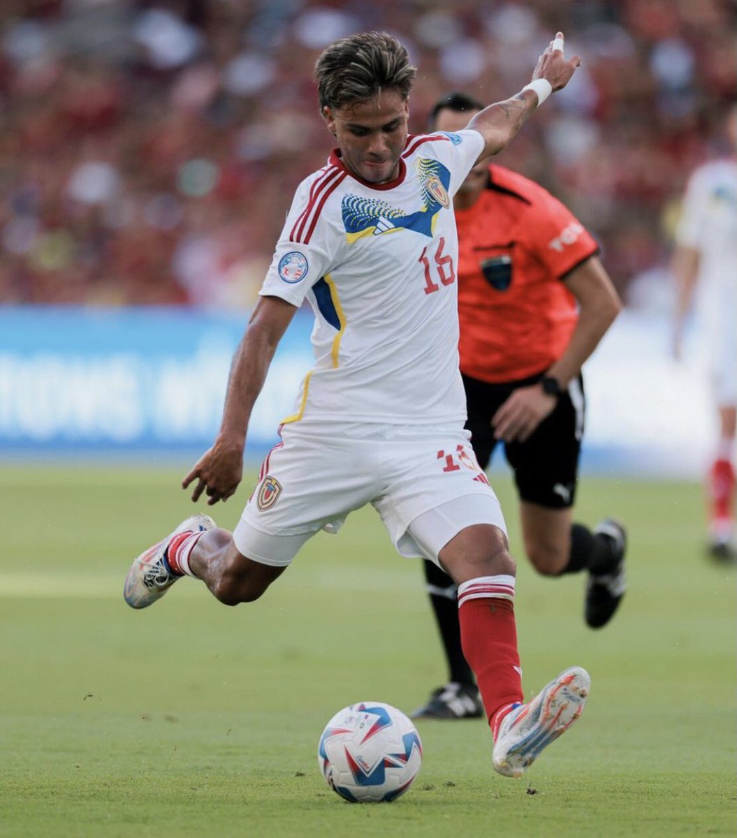 armandojp_'s tweet photo. Telasco Segovia ⚽️🇻🇪

MVP del Maurice Revello, ya jugó Libertadores, debutó en Serie A, juega la primera de Portugal, se estrenó en la Copa America de titular y con actuación top 🔝. 

El barquisimetano de 21 años ilusiona para ser el mejor larense de la historia. 

Paciencia ⏳ https://t.co/sGibOm2Yn9