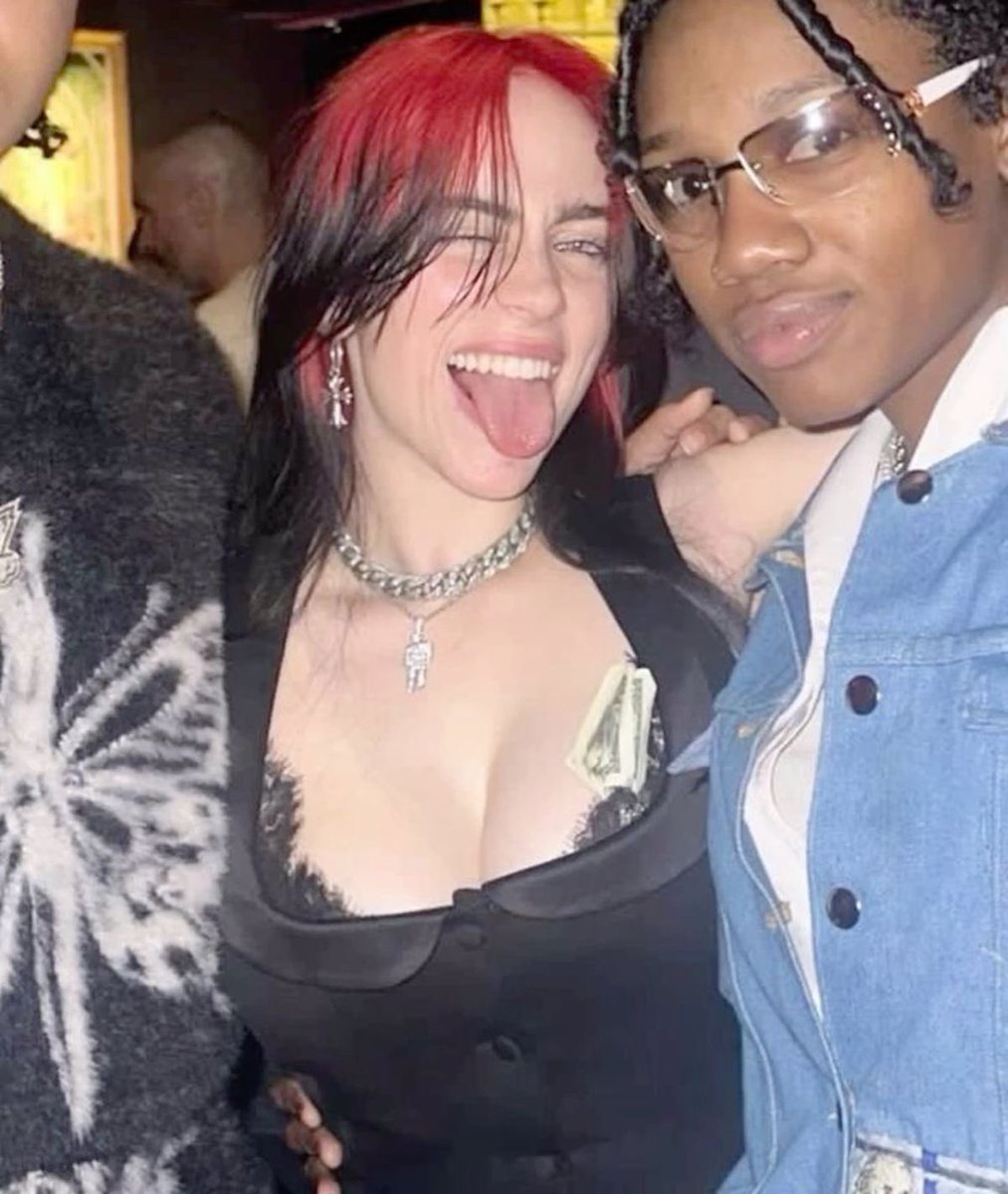 overrheatedd's tweet photo. this photo of billie omg https://t.co/h1DA5JaYTW