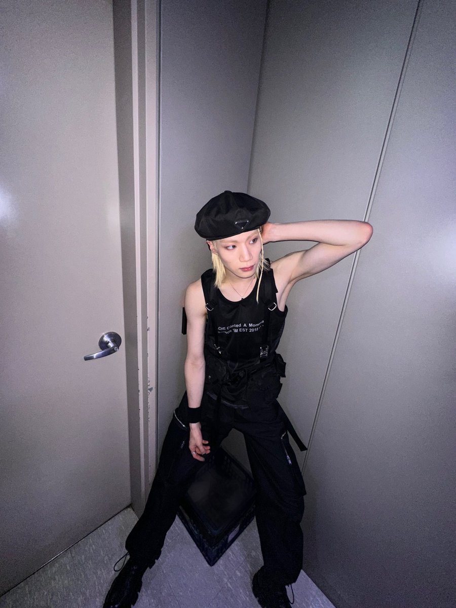 [📷][#CHRIS_RAID]

Just dropped my new single... it’s me, I’m single🖤
 
#블리처스 #BLITZERS #크리스 #CHRIS