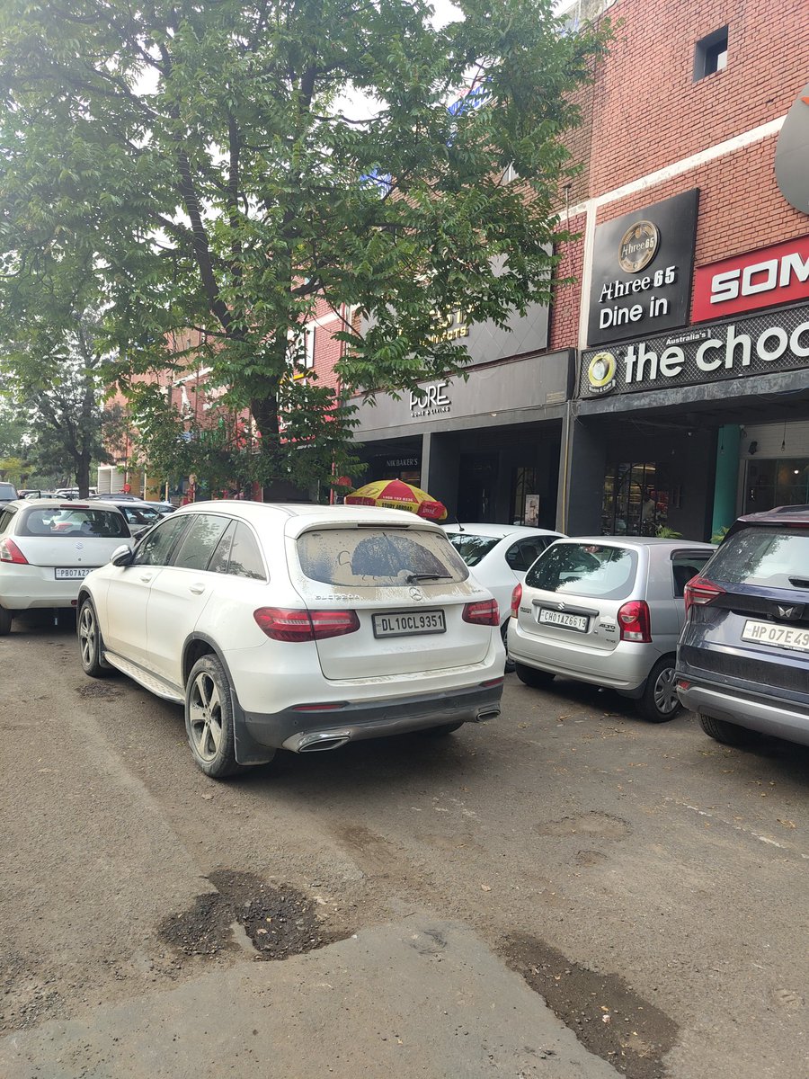 sanu1107's tweet photo. @trafficchd Wrong Parking done infront of 2 cars. Both cars stuck for 2 hours. One Girl and One Person both could not leave for 2 hours in scorching heat and humid weather.
Date: 2nd July 2024, Time: 4 pm to 6 pm. 
Location: Sector 7 Main Market Parking (Madhya Marg). Pl take act https://t.co/CbRtXqQJnd