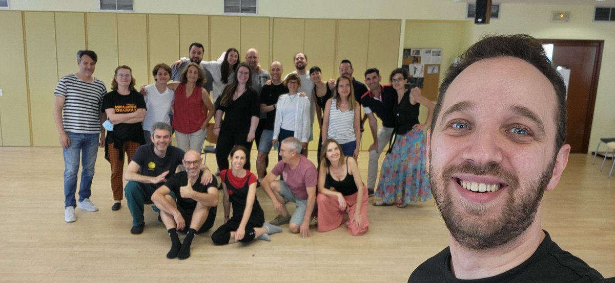 Y ahora si, con la cabeza llena de ideas que nos deja Carlos Sax Alcázar Rodríguez , mago pedagogo, os deseamos al alumnado y familias el mejor verano.
¡¡¡NOS VEMOS EL 16 DE SEPTIEMBRE!!!
NO OS OLVEDEIS DE CANTAR, TOCAR O BAILAR PARA MANTENER EL ALMA BIEN LLENA