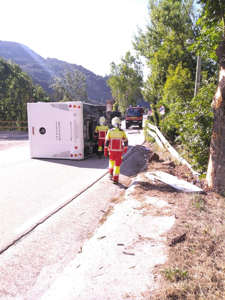 112Cantabria's tweet photo. Vuelco de autocaravana en el km 6 de la #CA184 #CabezónDeLiébana. Sin heridos. Bomberos @cantabriaes inertizan el vehículo a la espera de una pluma que lo voltee, y limpian la vía. Movilizados también @guardiacivil
y carreteras. https://t.co/cCwr3pCwfb
