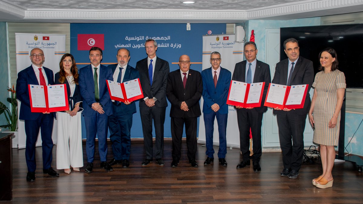 IOM_Tunisia's tweet image. ✍Signing of a cooperation agreement with key stakeholders on the #THAMM+ labour migration project.

🤝This agreement will facilitate the regular migration of 2,000 Tunisians to 🇮🇹 to work in the construction and public works sector🛠.

#regularpathways #migration #IOMTunisia