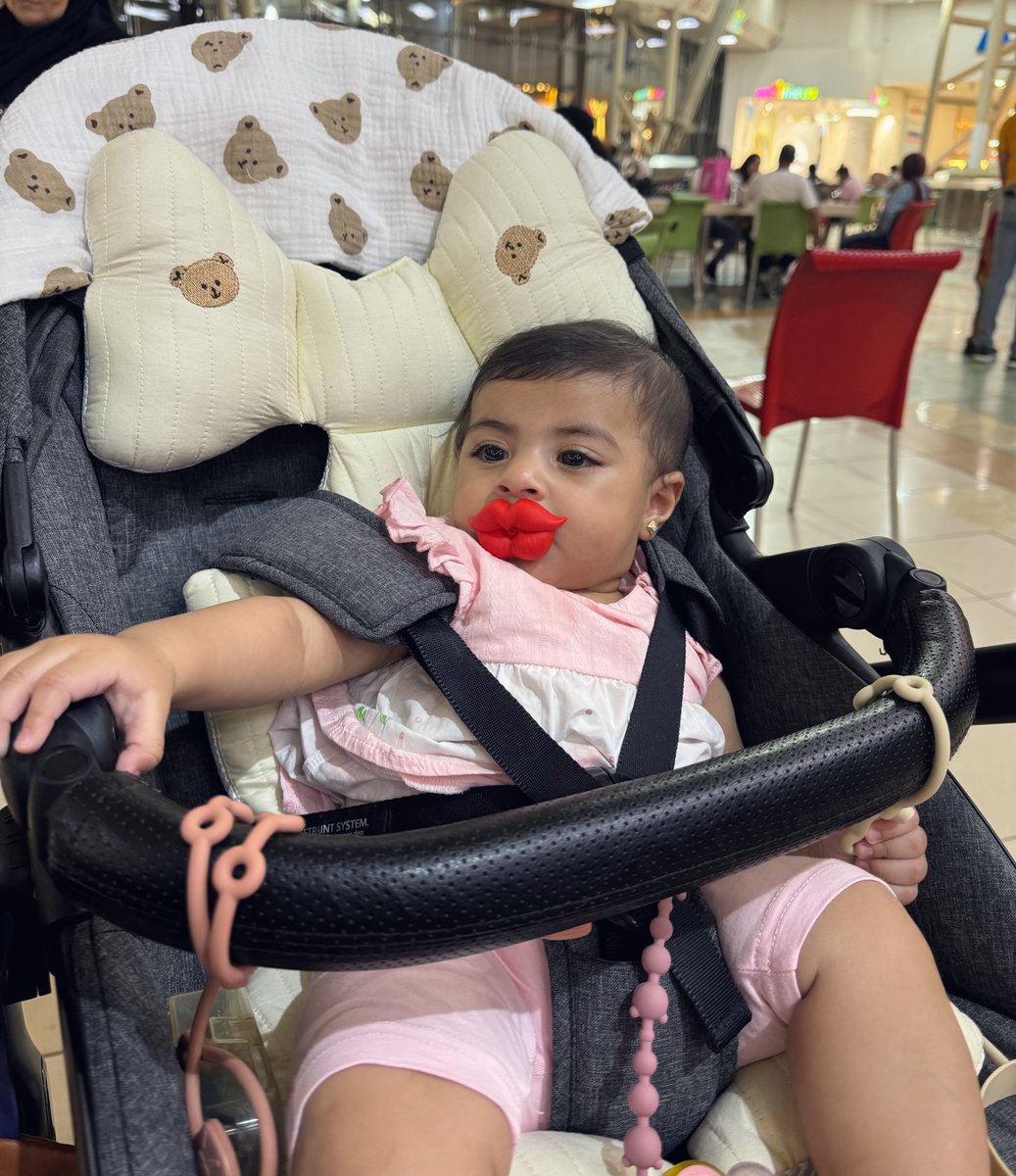SoyAyat's tweet photo. جبت لصوفيا pacifier كل ما أبصلها أضحك. 😂👄 https://t.co/LC4E4BvNqH
