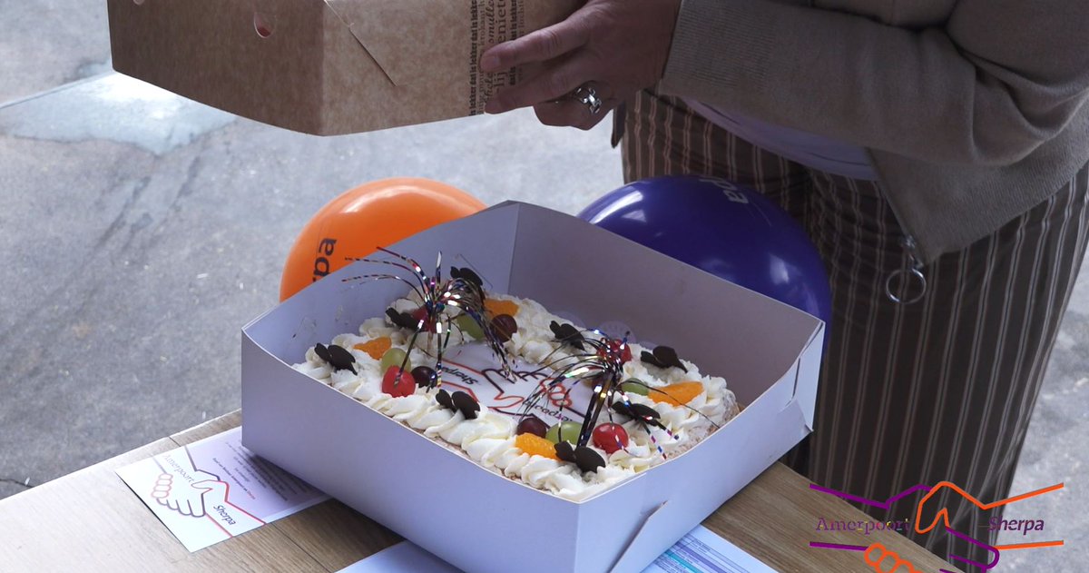 Feestelijke start bestuurlijke fusie Amerpoort en Sherpa vieren we met 400 taarten van Bakkerij Sherpa. youtube.com/watch?v=1QWyIh…