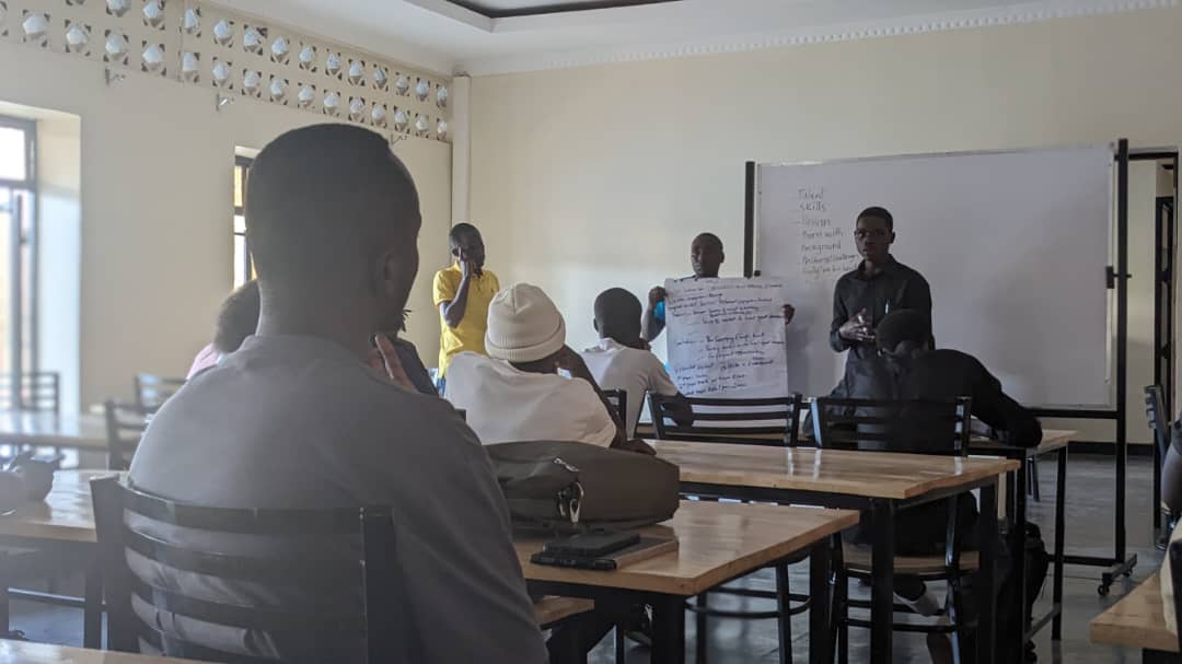 NyagatareNyc's tweet photo. Mu rwego rwo kurwanya ubushomeri murubyiruko uyu munsi ku kigo cy'urubyiruko cya @NyagatareDistr @HangaHubs kubufatanye na @RISARwanda @ICTChamberPSF na @RwandaICT bahuguye  urubyiruko rwaturutse muturere dutandukanye kubijyanye no gutegura imishinga igamije kubakura mubukene. https://t.co/OVp3CikX2B