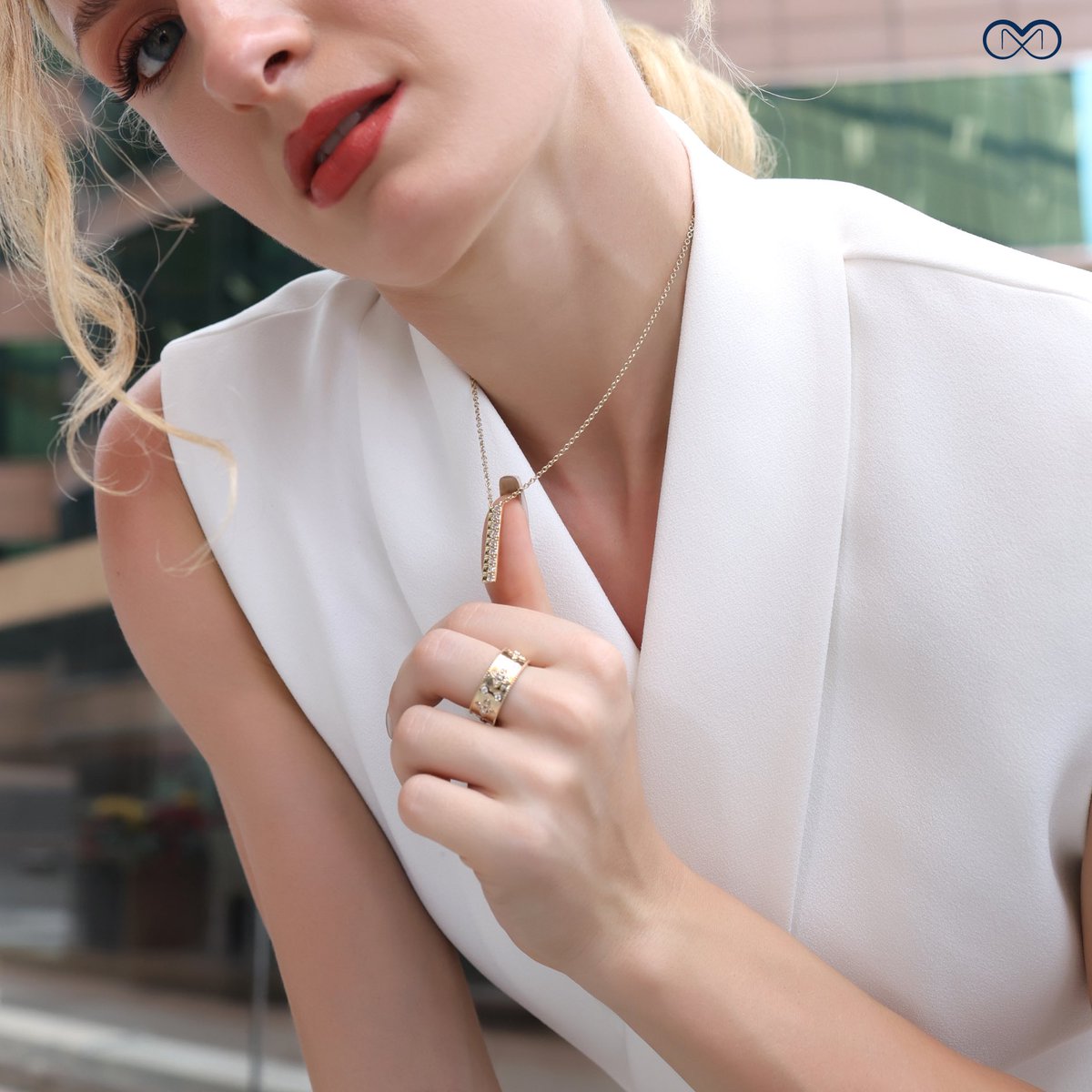 Meta_Jewelry's tweet photo. This dainty piece embodies the charm of minimalism in its true sense whispering volumes with its delicate sparkle✨

#daintyjewelry #pendant #ring #delicatesparkle #diamondpendant #chicjewelry #minimalistjewelry #finediamondjewelry #metajewelry #adorneveryday #sparkle #jewelry https://t.co/UUEVv6gzqw