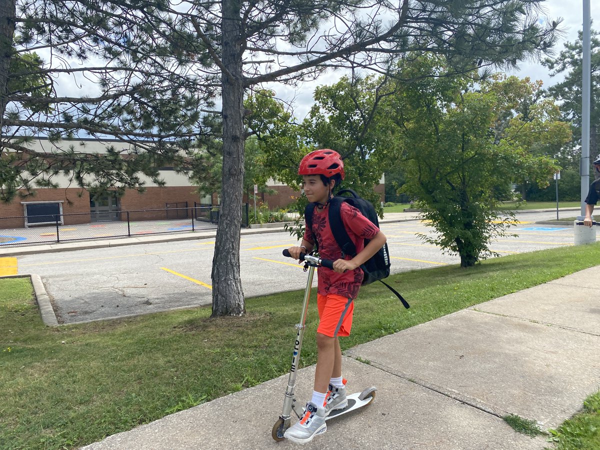 With students on summer break, remember

If driving
⚠️Slow down
👀Watch for students, esp near parks, when turning &amp; backing in/out of your driveway
  
If walking, cycling or taking transit
🚦Use a crosswalk/crossride
💡Use bike lights &amp; reflectors when cycling

#VisionZeroSauga