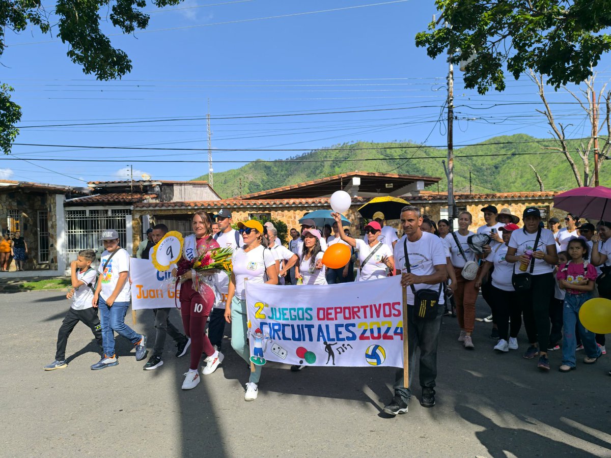 CDCEGuarico's tweet photo. #OrgullosoDeSerVenezolano Desfile de los 2do  Juegos ⛹🏼‍♀️🤾🏼‍♀️🏃🏼‍♀️🤸🏼‍♀️ Deportivos Intercircuitales Roscio 2024. Participación de los docentes de las instalaciones educativas. @NicolasMaduro 
@_LaAvanzadora 
@MPPEDUCACION 
@CDCEGuarico 
@EliasEducacion1 
@josemvasquez 
@Gob_Guarico https://t.co/zXYfdxdLMD