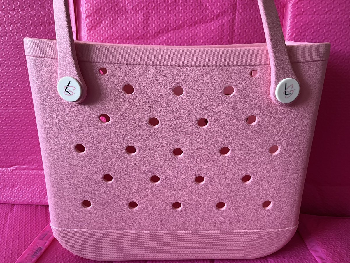 LondonScrubs's tweet photo. 🚨 New In The Shop🚨
. Our New Croc Bags Will Be Dropping Today at 12 noon 😊 

✨ Sizes- Mini’s &amp; Medium’s 
✨ 7 Different Colors🛍️ Shop Under Accessories… 
https://t.co/xyq0VvgplB https://t.co/RcKWK0NPCM