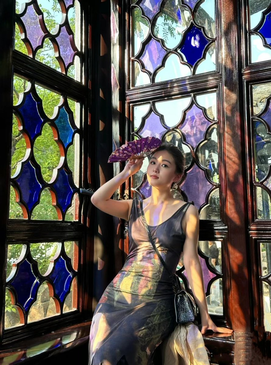 苏州园林中在清朝时期的蓝玻璃
这也太美了
导游说，这里是丫鬟房
难怪靠窗的板凳不舒服😘 https://t.co/MYlIyGgVZy