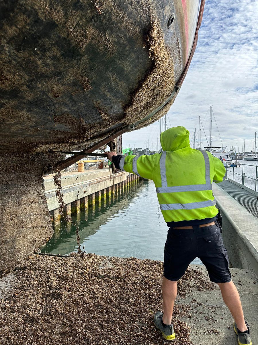 yachthavenlym's tweet photo. Not all lift and scrubs are the same. This boat from the river needed a little extra TLC!
#TLC #Scrubs #cleanbottom #yachthavens #lymington #boatyard
For more information and to book your own visit our website https://t.co/63vGSHhipE https://t.co/IFu14tmW35